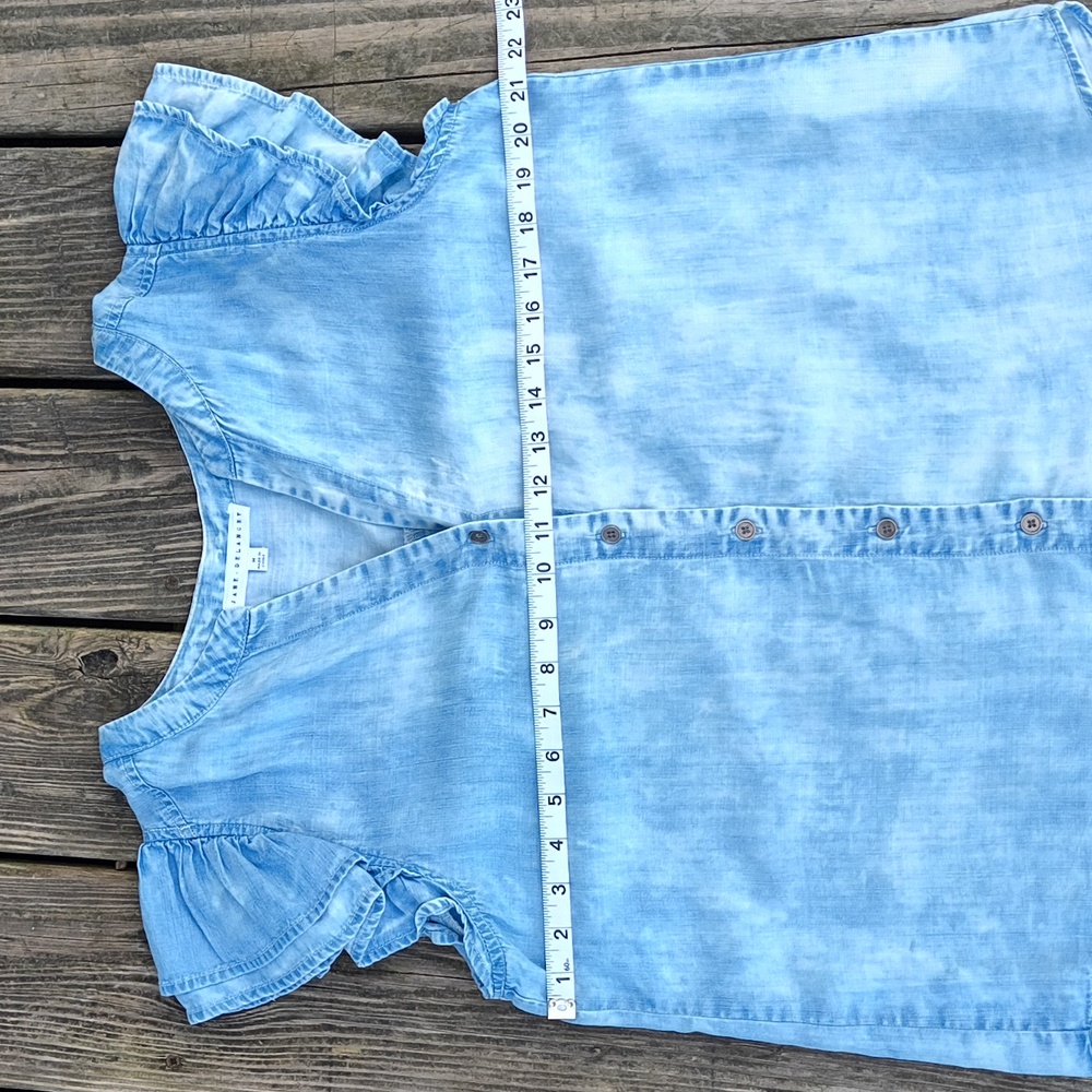 Jane + Delancey || Chambray Ruffle Sleeve Button-Up Top || Medium - Picture 4 of 7